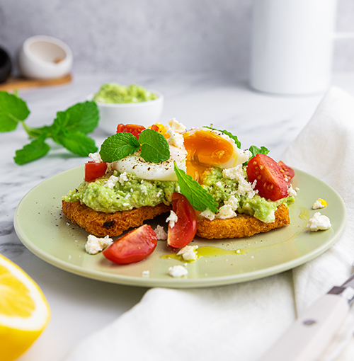 Poached eggs with smashed avocado & tomatoes recipe